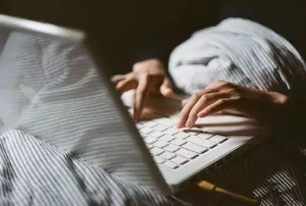 揭秘网络游戏产业链中的廉价玩工：金币农夫与电竞选手的生存现状